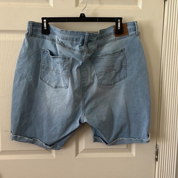 light wash bermuda shorts plus size - Picture 3 of 4